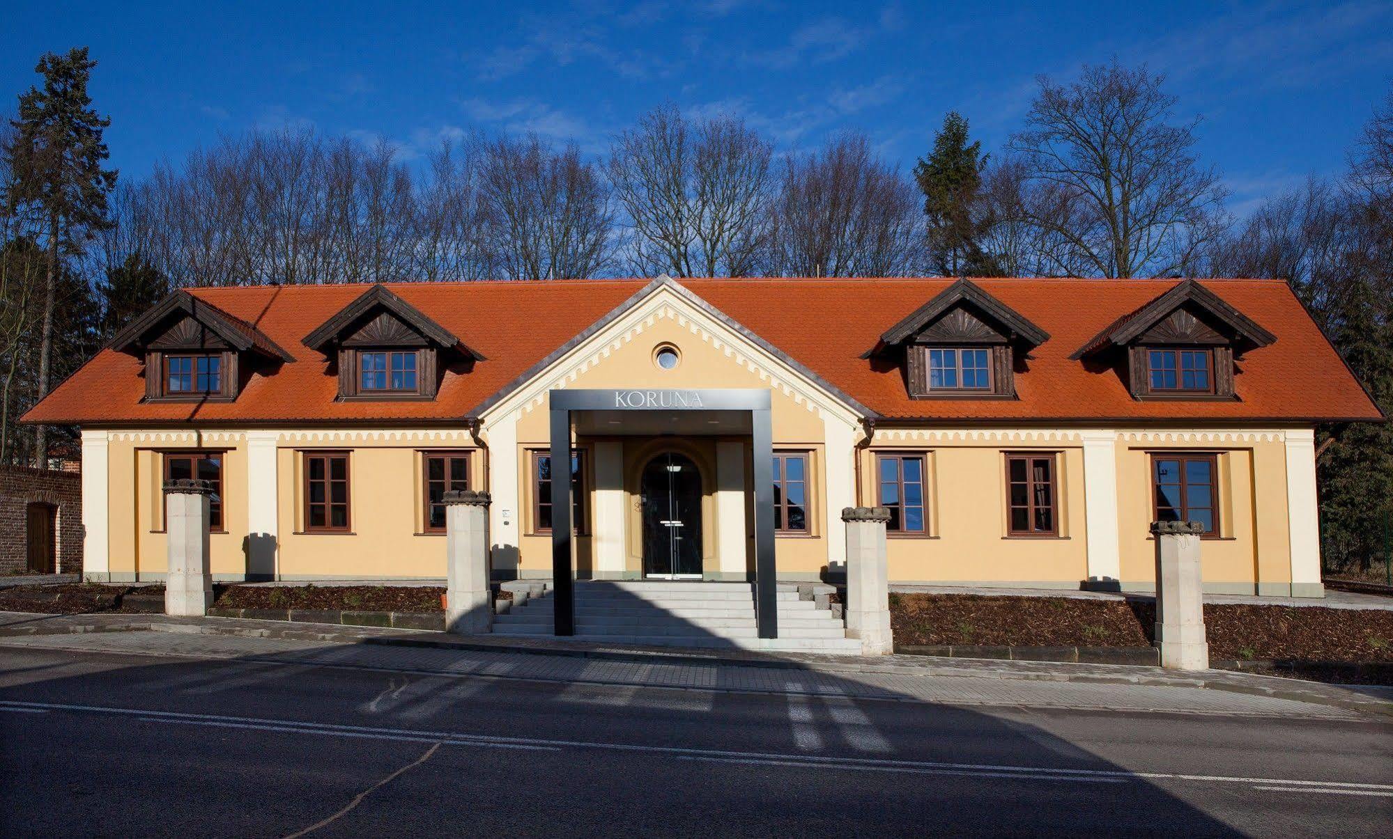 Hotel Koruna Chlumec nad Cidlinou Bagian luar foto