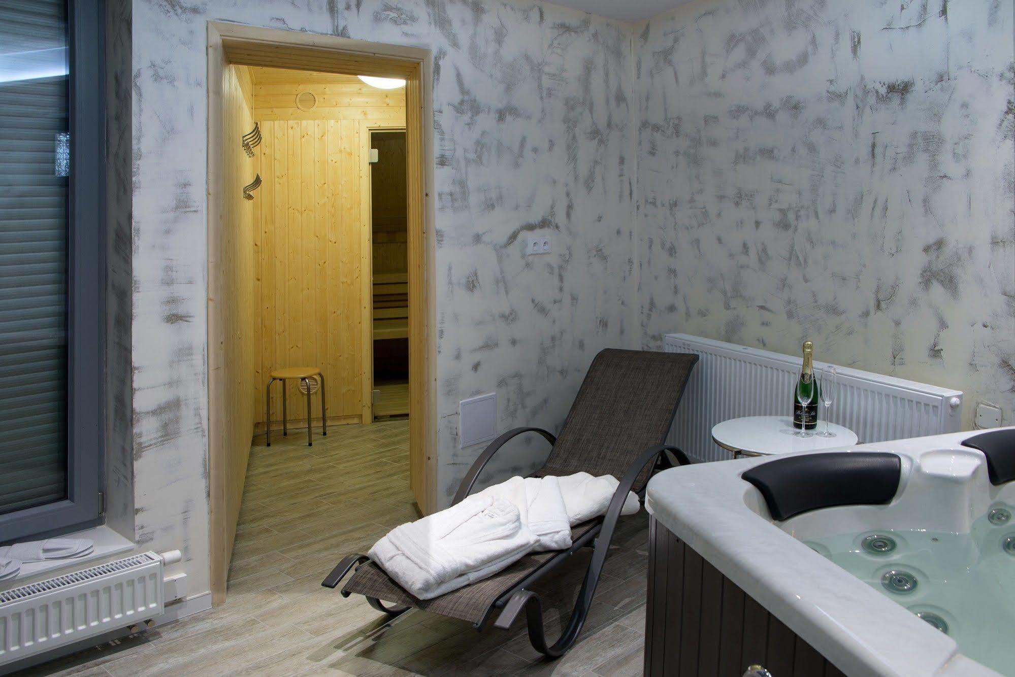 Hotel Koruna Chlumec nad Cidlinou Bagian luar foto